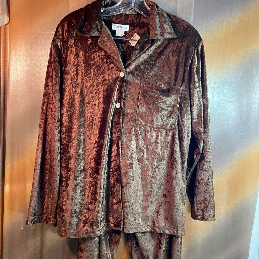 2 piece brown slinky velvet feel lounge top and pants. NWT size‎ M 44” chest 123